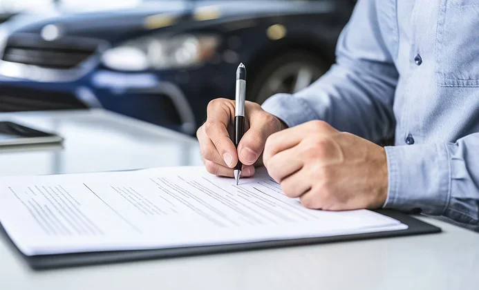 Signature d'un contrat automobile au Garage du Centre à Dun-Le-Palestel (23)