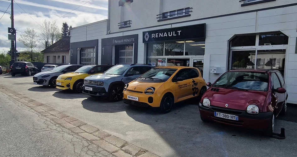 Véhicules d'occasion devant le Garage du Centre